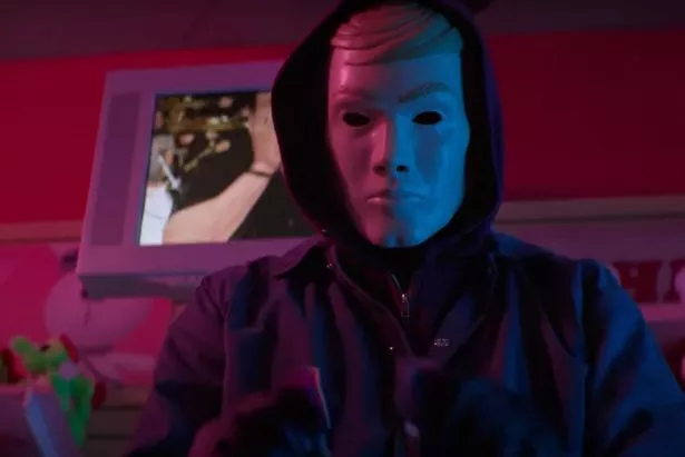 《时间切割》的结局解释为Netflix电影揭开了杀手的面具,并带来了意想不到的角色转折