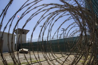 美国公民自由联盟（ACLU）提出诉讼，要求获得本月飞往关塔那摩的移民的探视权