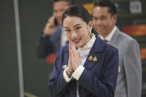 泰国总理在竞争对手的挑战中幸存下来，对手称她的父亲在幕后操纵